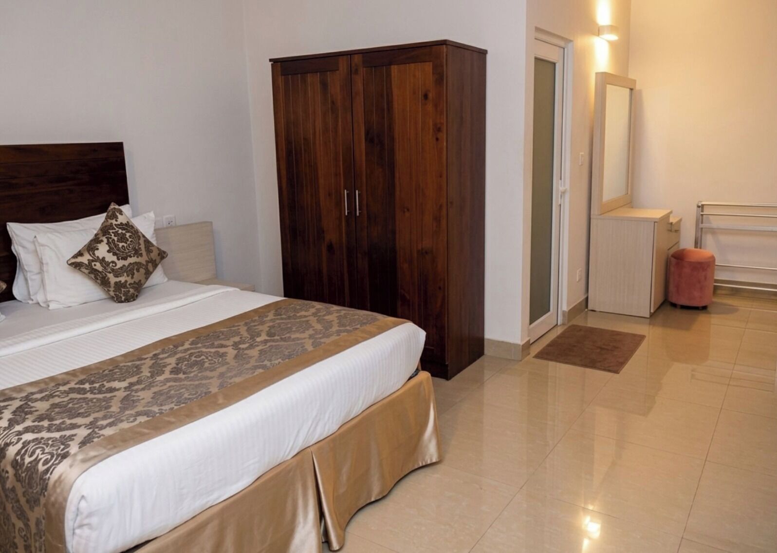 Deluxe Room | In-room safe, iron/ironing board (on request), WiFi (free)
