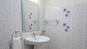 Deluxe Room | Bathroom - Nilakma Lagoon (Negombo)