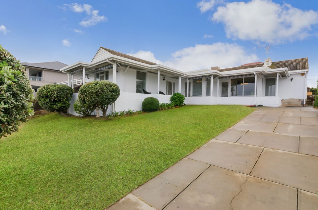 Stunning Beachfront Location - NEW TO STAYZ! 5* rating on Air bnb