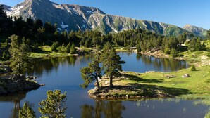 A mountainous landscape with a lake, trees, and a small cabin. - Vercors 2 052-FAMILLE & MONTAGNE studio 4 pers (Chamrousse)