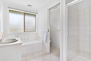 Bathroom - Maroondah 3 Bedroom House (Kilsyth)