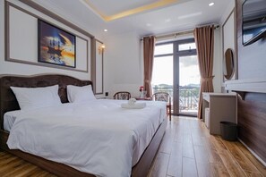 Panoramic Quadruple Room | Minibar, desk, soundproofing, free WiFi - The Art - Win Hotel (Da Lat)