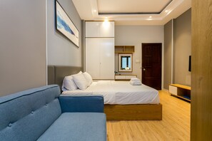 Een bureau, een strijkplank/strijkijzer, gratis wifi, beddengoed