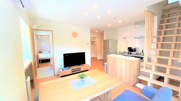 Căn hộ, 2 phòng ngủ | Phòng khách | TV màn hình phẳng, sàn nhà có sưởi