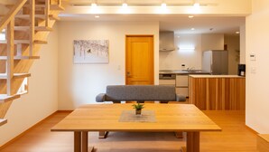 Una cocina moderna con horno integrado y refrigerador.
