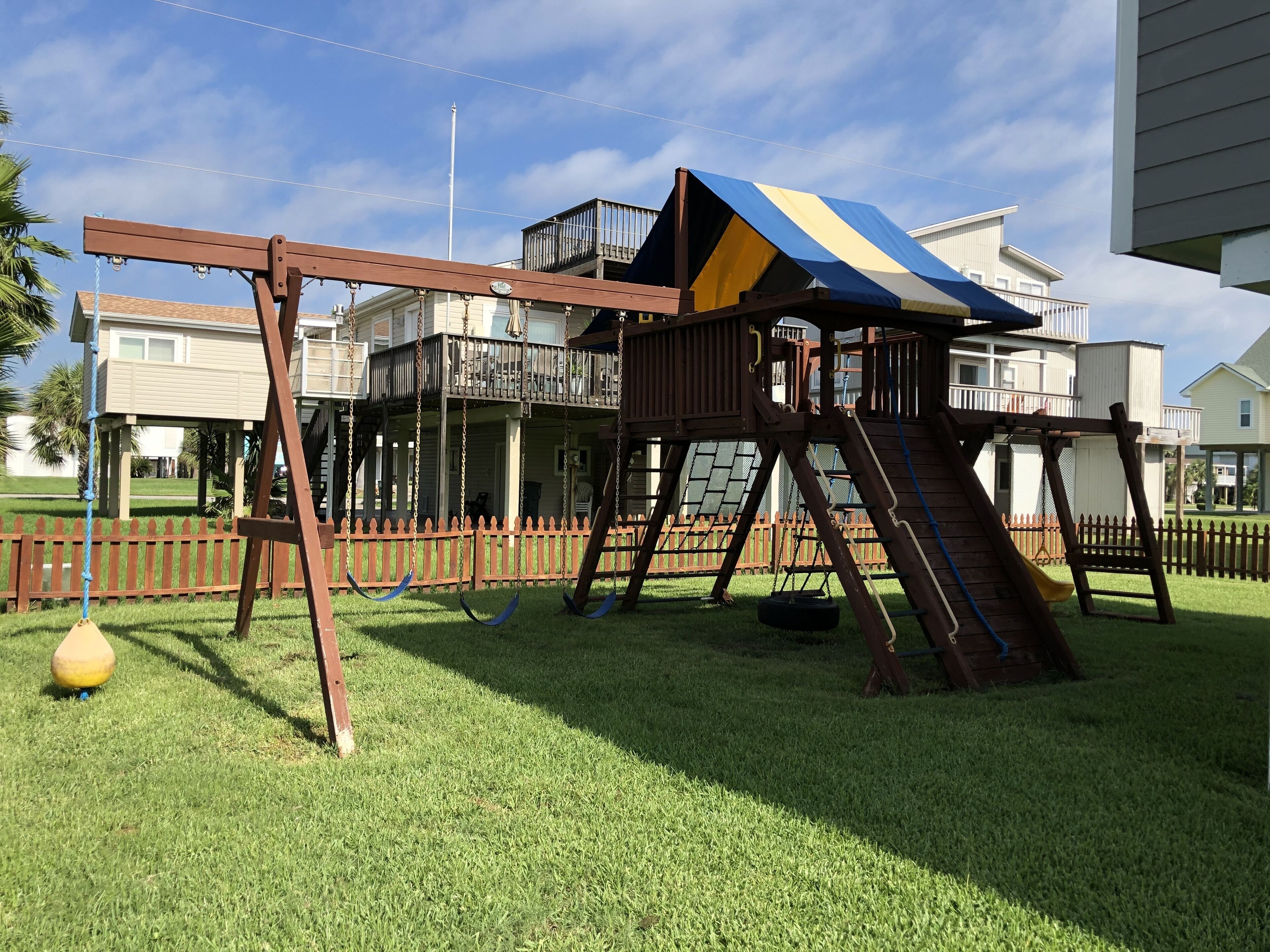 Mermaid’s Grotto Family Friendly Home with Playground, Steps from the Beach