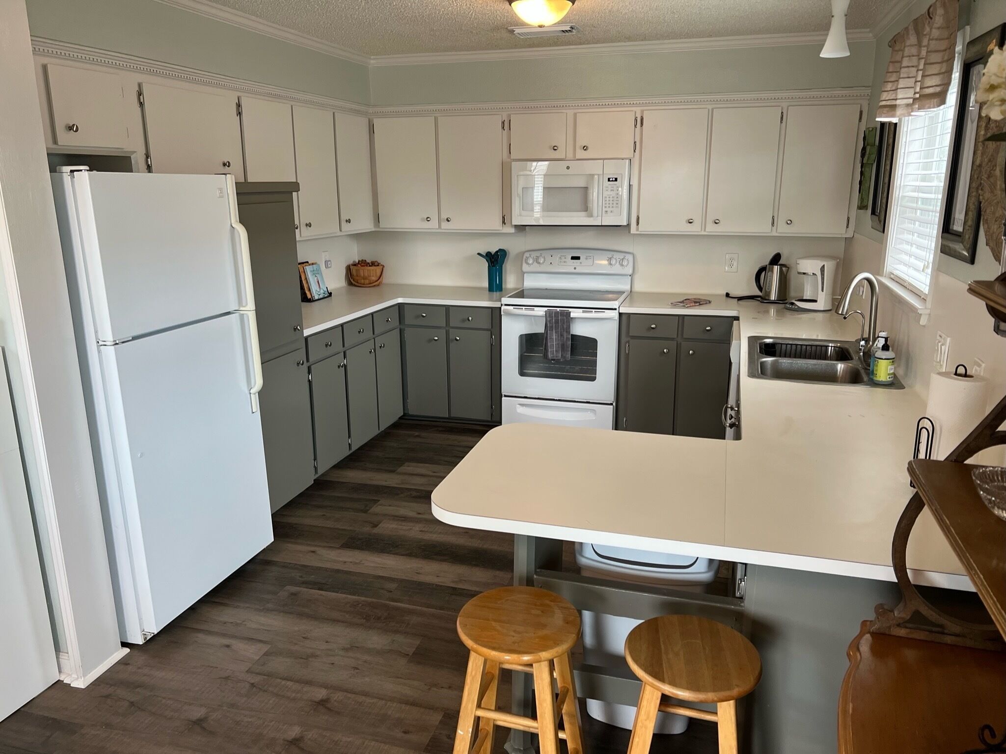 Mermaid’s Grotto Family Friendly Home with Playground, Steps from the Beach