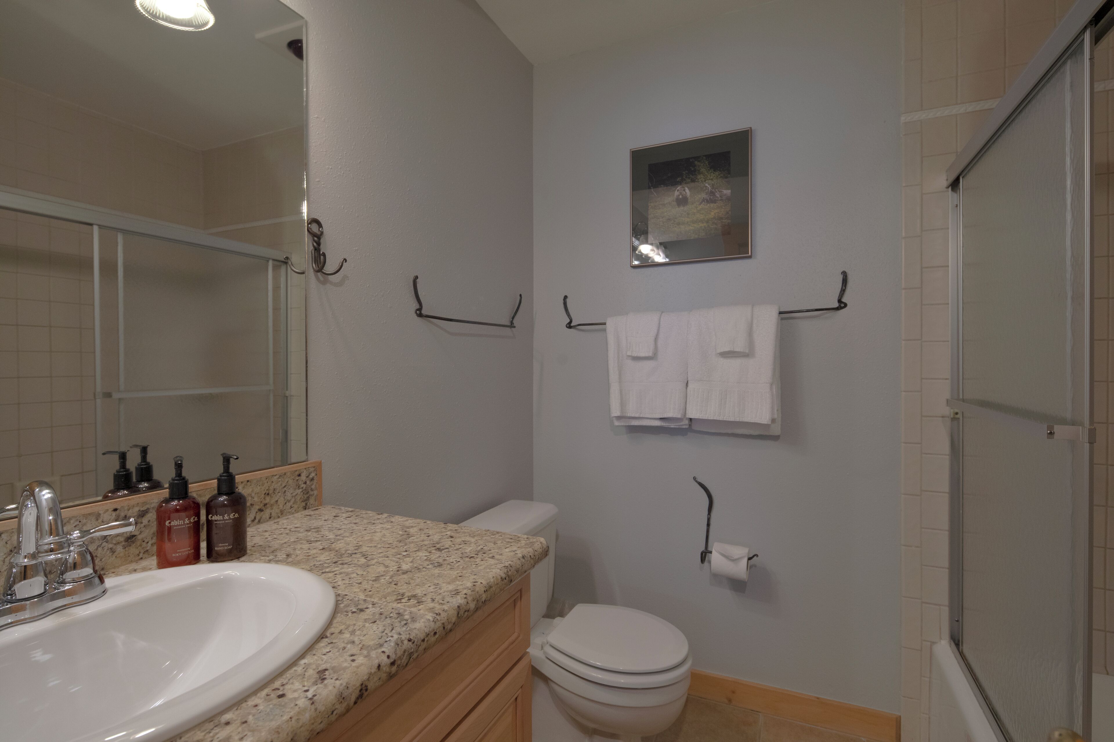 Ein Badezimmer mit Waschbecken, Toilette und Dusche.