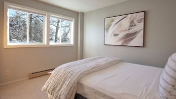 3 habitaciones, tabla de planchar con plancha y cuna de viaje