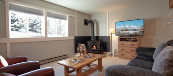 The Way Home Condo in Teton Village Convenient Location Walk to the slopes!
