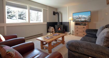 The Way Home Condo in Teton Village Convenient Location Walk to the slopes!