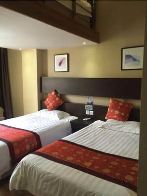 Escritorio, cortinas blackout, wifi gratis y ropa de cama 