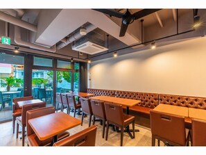 Lobby lounge - Yenn's Marina Inn Mercy (Ginowan)