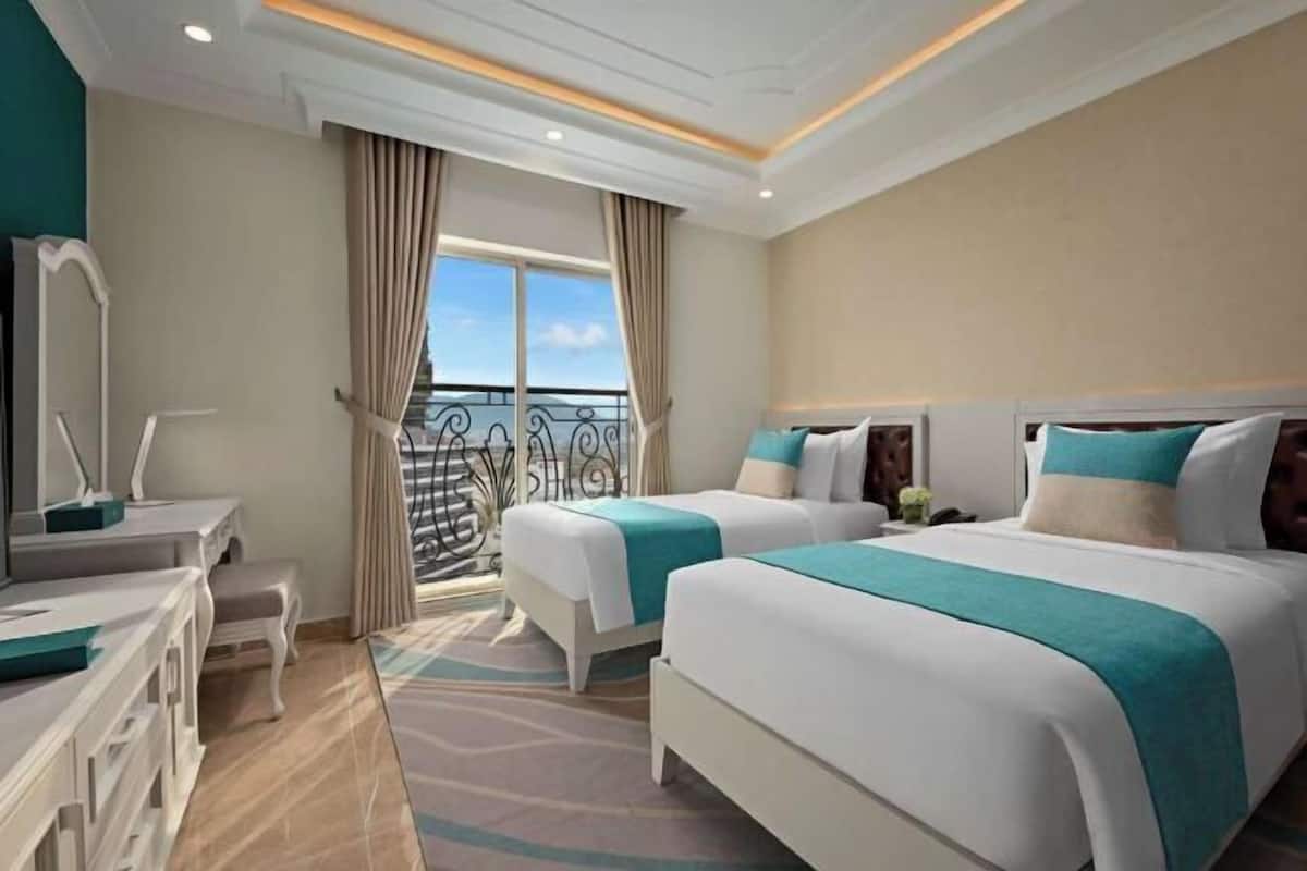 1 bedroom, premium bedding, minibar, in-room safe
