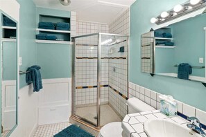 Badewanne, Haartrockner, Handtücher, Shampoo