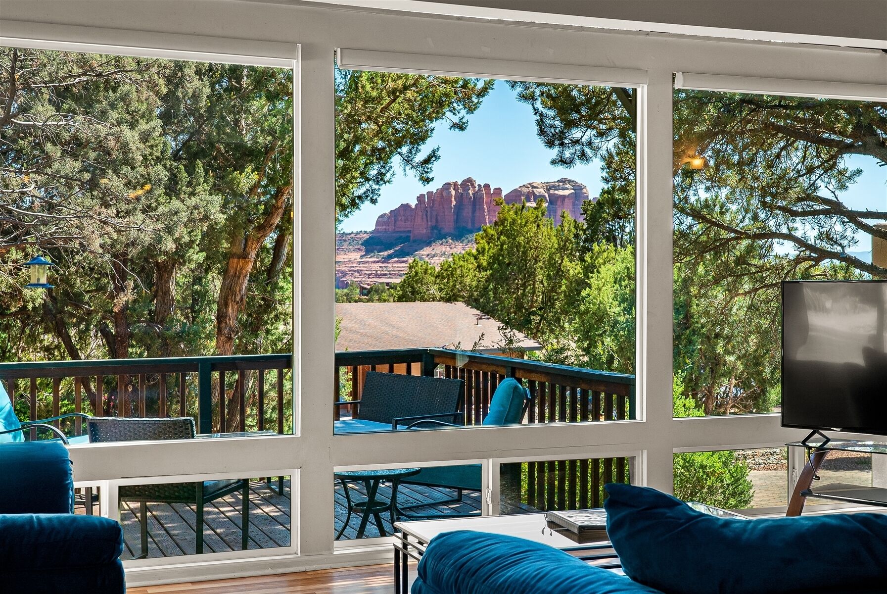 Una televisión, un reproductor de DVD