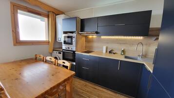 Een koelkast, een microgolfoven, een oven, een vaatwasser