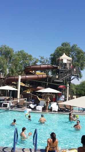 Piscina all'aperto, una piscina riscaldata