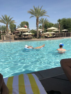 Una piscina al aire libre, una piscina climatizada