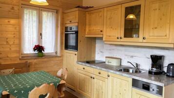 Kühlschrank, Ofen, Kochgeschirr/Geschirr/Besteck