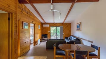 Cabin 9 (Flat) | 3 bedrooms, iron/ironing board, free WiFi, bed sheets