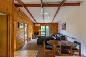 Cabin 9 (Flat) | 3 bedrooms, iron/ironing board, free WiFi, bed sheets