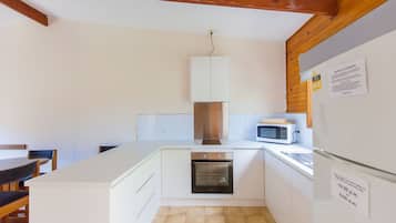 Cabin 9 (Flat) | Private kitchen | Fridge, microwave, stovetop, toaster