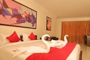 Deluxe fyrbäddsrum | Individuell inredning, unika möbler, skrivbord och arbetsyta för laptop