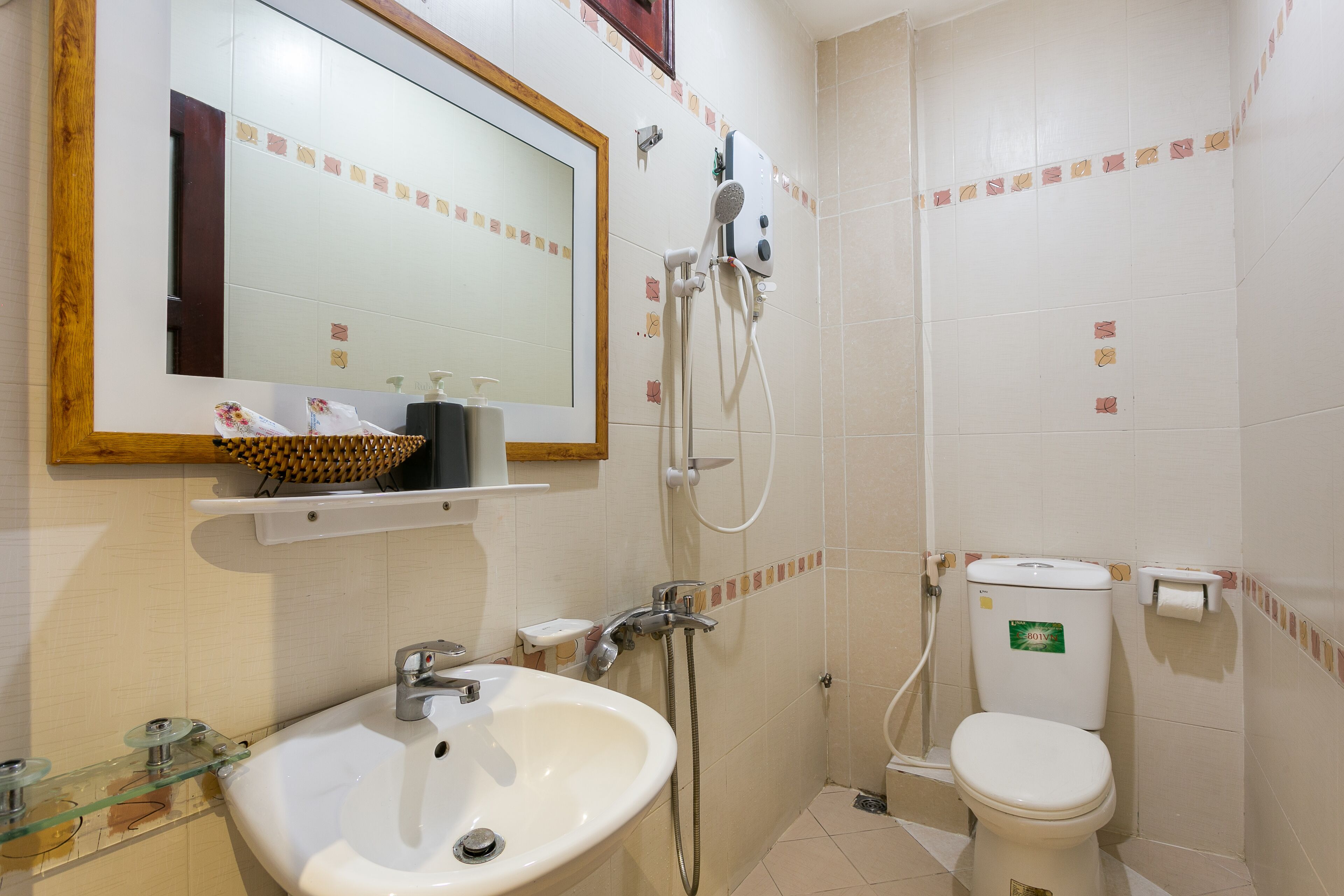 Asciugacapelli, shampoo, carta igienica