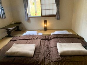 Down comforters, blackout drapes, bed sheets - Restmance Pension Woody Hill (Myoko)