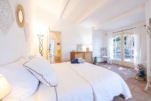 4 slaapkamers, een bureau, een strijkplank/strijkijzer, gratis wifi