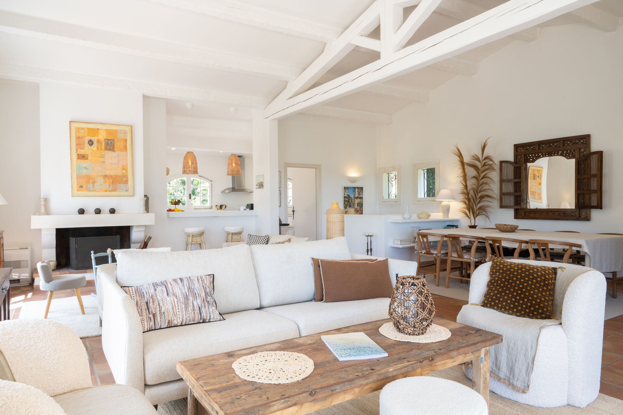 Fernseher, Kamin, Tischtennisplatte, Bücher