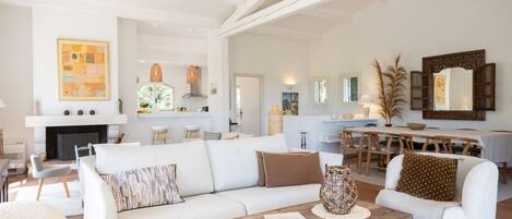 Televisie, een open haard, een tafeltennistafel en boeken