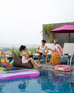 Swim-up bar