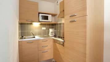 Réfrigérateur, micro-ondes, plaque de cuisson, lave-vaisselle