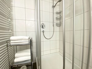 Douche, sĂšche-cheveux, serviettes fournies, savon