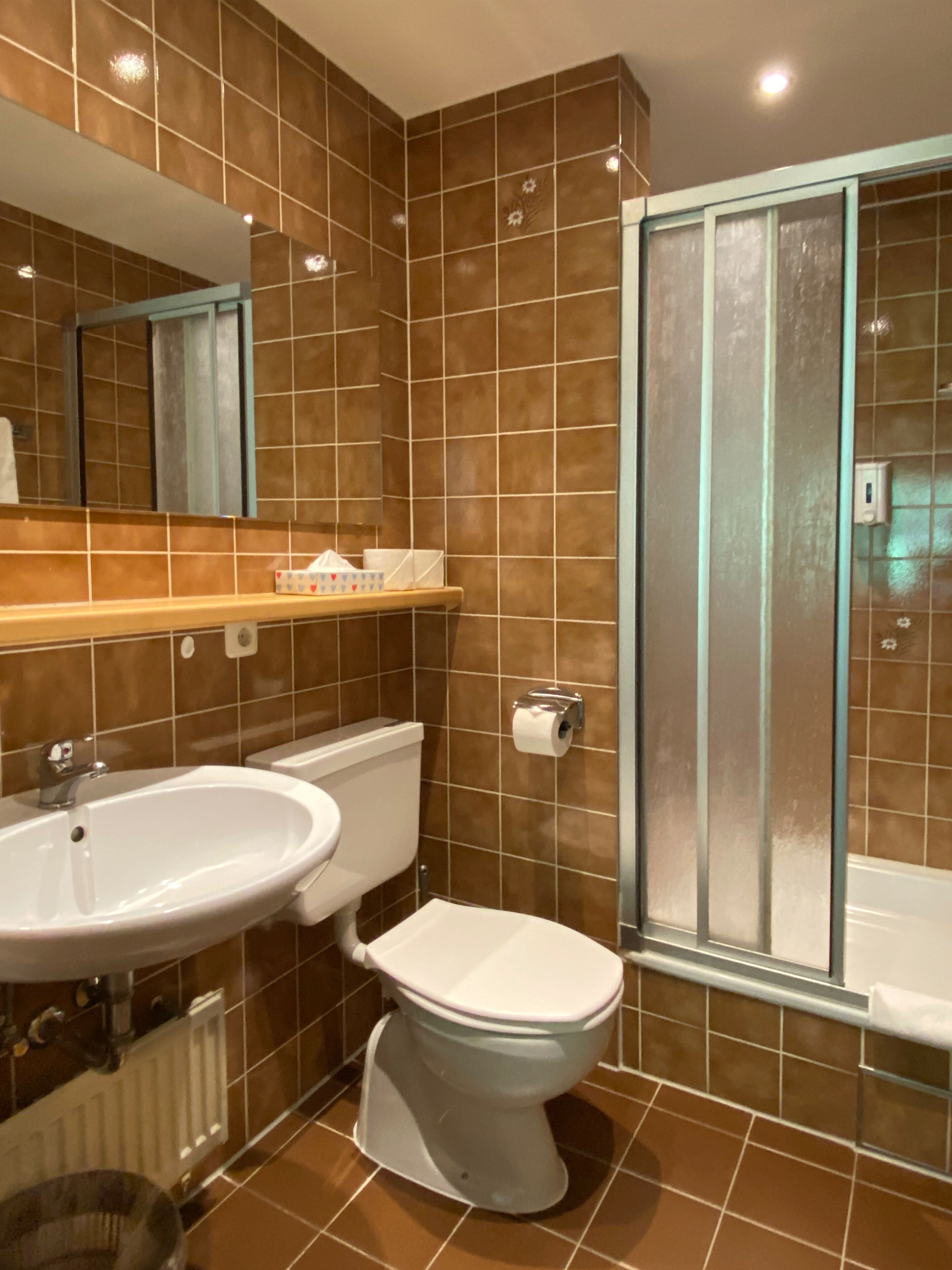 Ein Badezimmer mit Waschbecken, Toilette und Dusche.