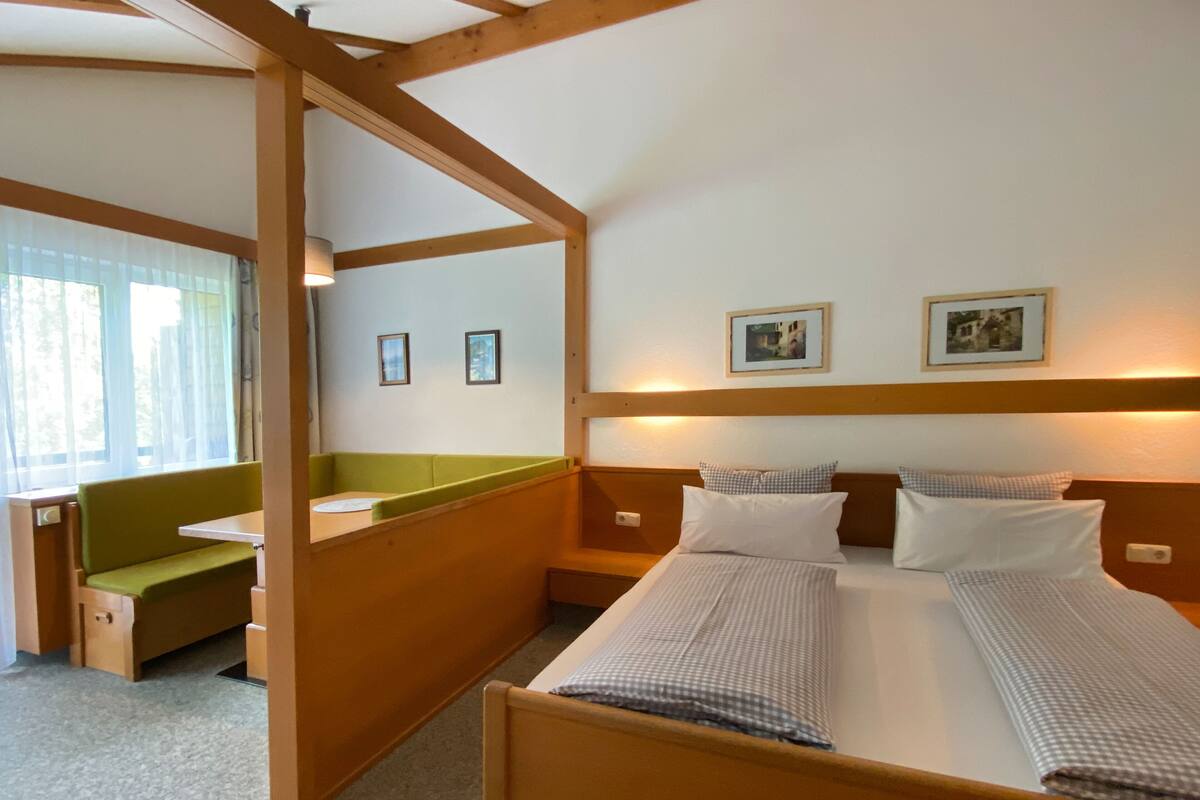 2 Schlafzimmer, individuell eingerichtet, Schreibtisch