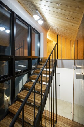 50-tums LED-tv med kabelkanaler och tv