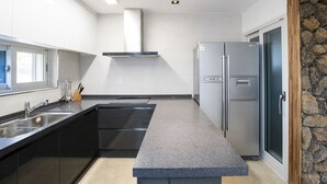 Espresso maker, full-sized fridge, microwave, stovetop - Jeju Dream Village (Jeju City)