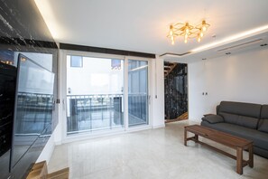 50-tums LED-tv med kabelkanaler och tv