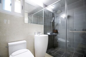 Shower, perlengkapan mandi gratis, pengering rambut, dan handuk