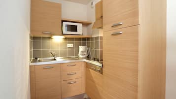 Réfrigérateur, micro-ondes, plaque de cuisson, lave-vaisselle