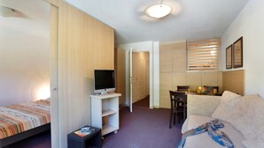 1 soverom, strykejern/-brett og reiseseng for barn