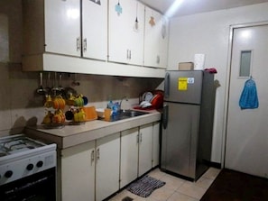 Fridge, oven, stovetop, cookware/dishes/utensils