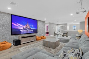 TV, videogiochi, lettore DVD, tavolo da calcetto