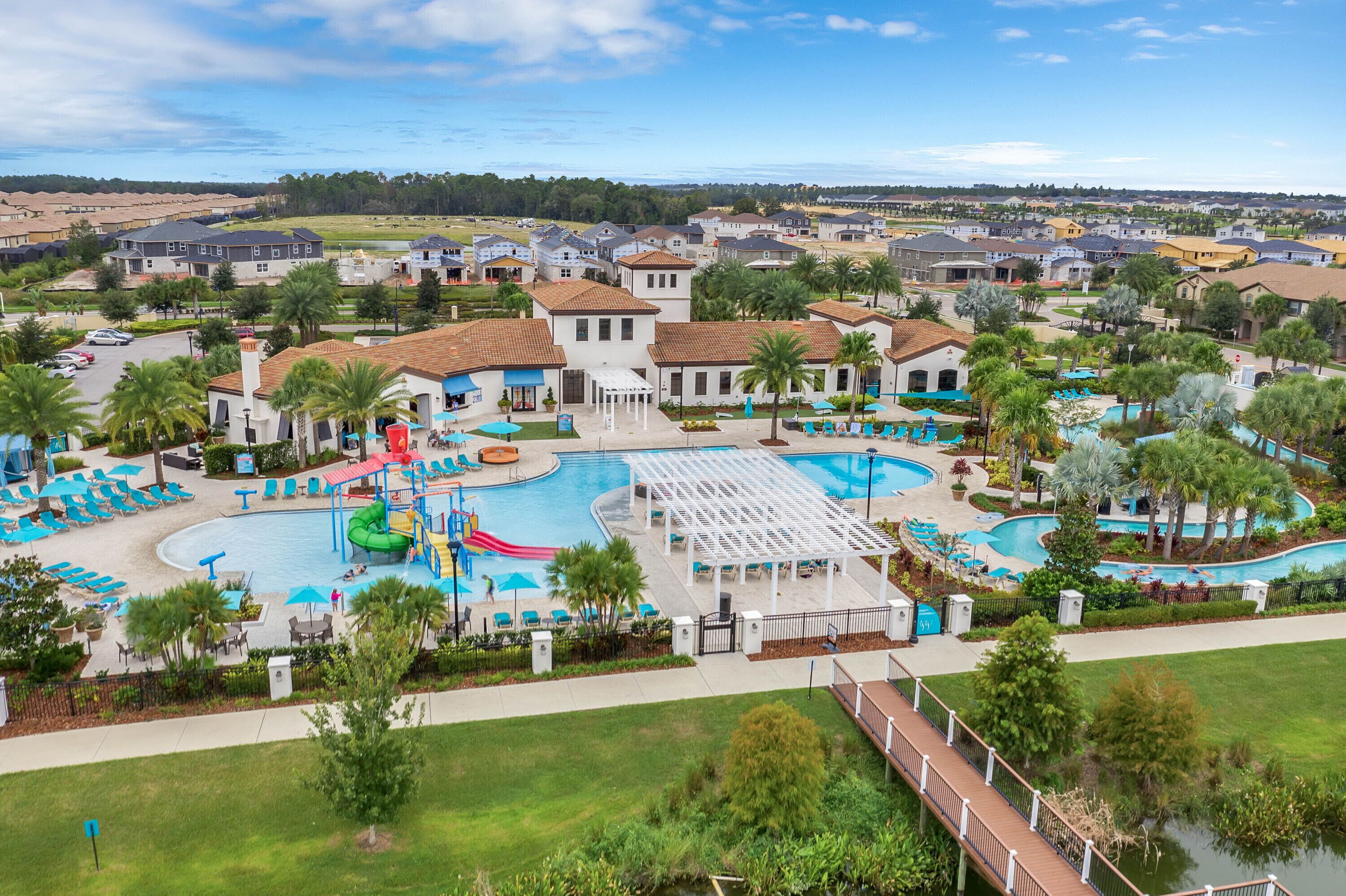 Alberca al aire libre y alberca climatizada