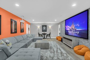 TV, videogiochi, lettore DVD, tavolo da calcetto