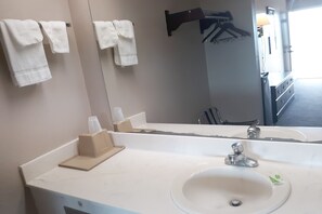 Amenidades de baño gratuitas, secadora de cabello, toallas, jabón