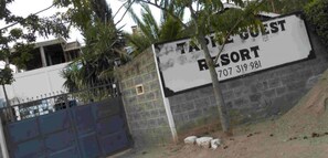 Property entrance - Taphe Guest House Resort (Naivasha)